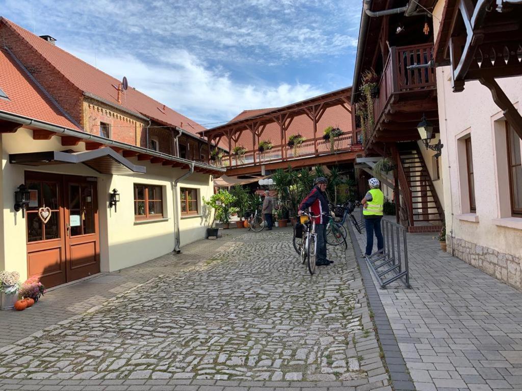 Hotel Garni Zum Rebstock Наумбург Экстерьер фото