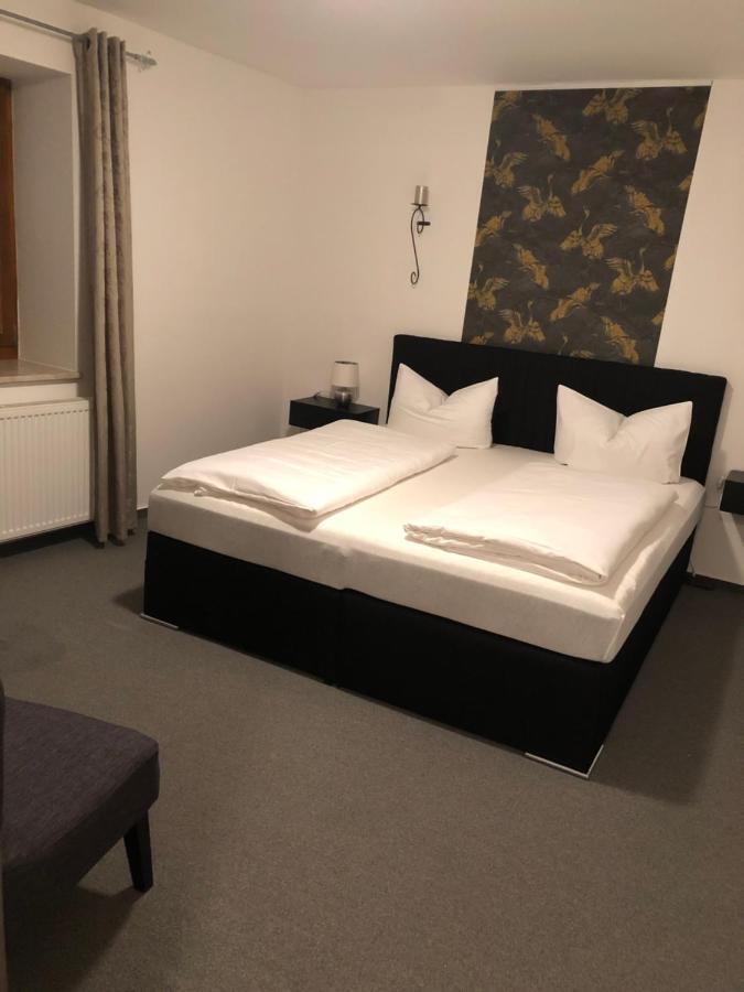 Hotel Garni Zum Rebstock Наумбург Экстерьер фото